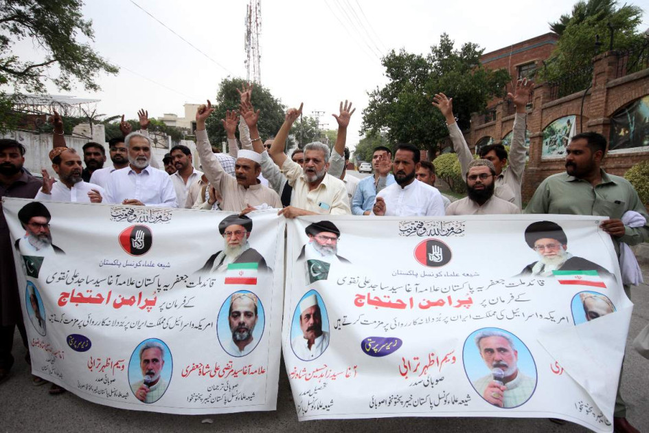 Musulmanes chiítas pakistaníes participan en una protesta contra los ataques aéreos israelíes contra Irán. 