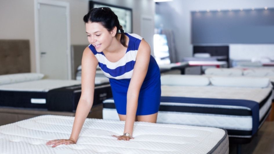 Mujer probando un colchon en una tienda