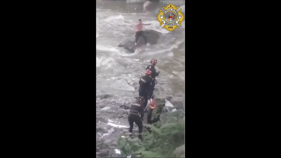 Un hombre quedó atrapado en medio de la quebrada Manizales.