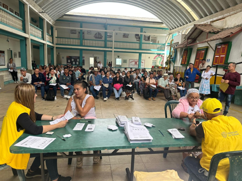 Las entregas también incluyeron a víctimas reconocidas por el Tribunal de Justicia y Paz, que sufrieron hechos victimizantes por parte de grupos paramilitares.