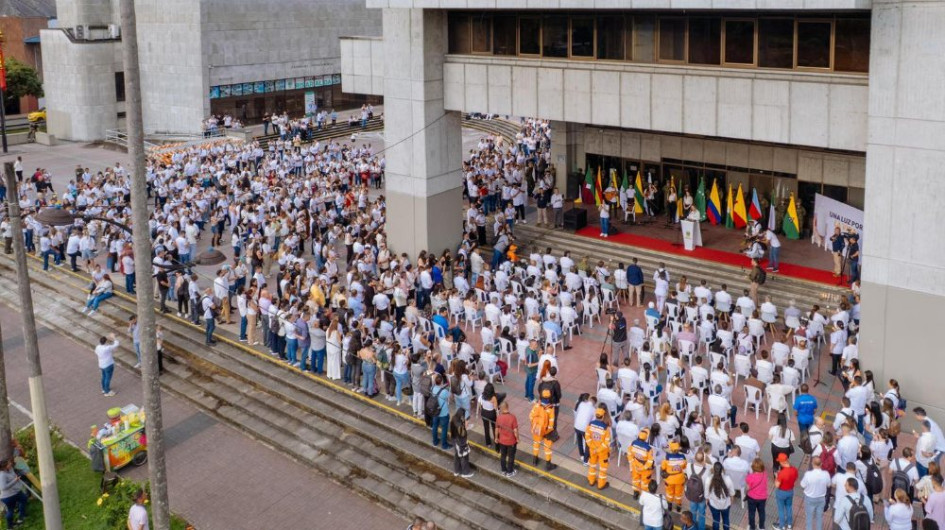 En la plazoleta de la Gobernación de Risaralda, ciudadanos se reunieron para pedir por la vida de Miguel Uribe y de los colombianos afectados por la violencia 