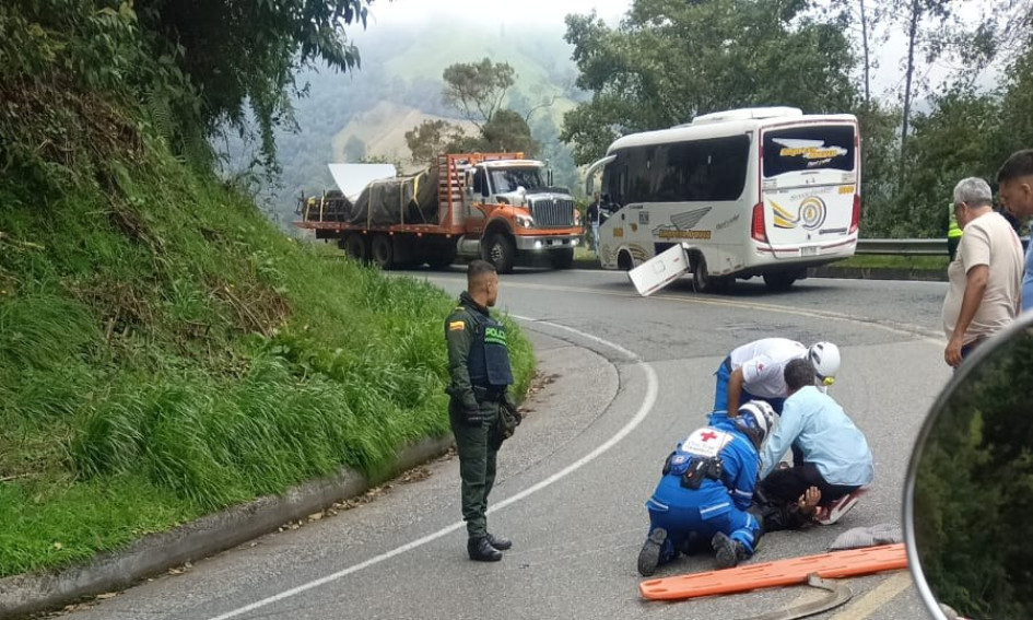 El accidente dejó lesionado al motociclista.