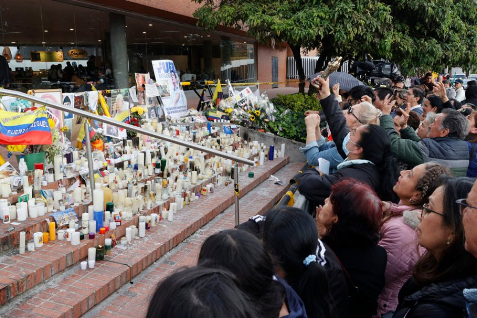 Personas rezan por la salud del senador Miguel Uribe este martes, frente a la Clínica Fundación Santa Fe de Bogotá (Colombia).