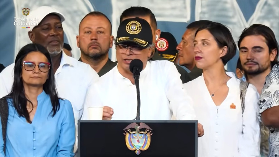 El Representante a la Cámara Santiago Osorio (derecha: camisa blanca) acompañó a Cali al presidente Gustavo Petro en su discurso sobre la consulta popular.