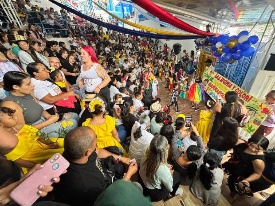 Los colegios públicos y privados de Manizales y del resto de Caldas celebran el Día de la Familia 2025. Por ejemplo, asistencia masiva en la Institución Educativa Santo Domingo Savio, del barrio El Paraíso.