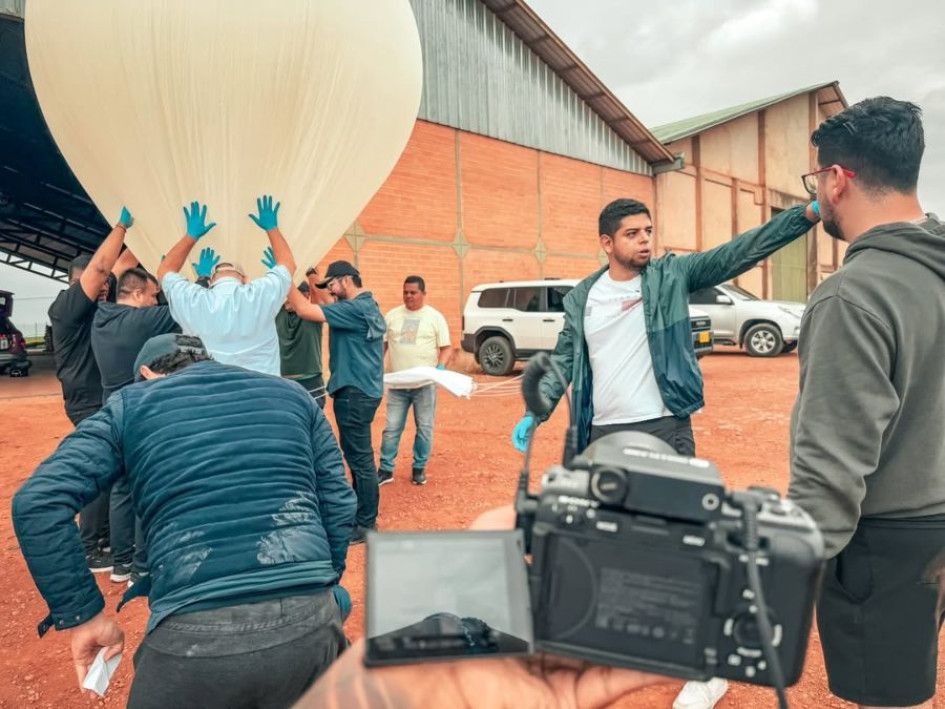 Faber Burgos, acompañado por su equipo de trabajo.