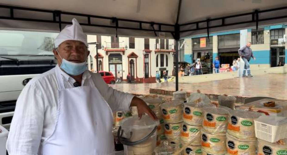 Con mucha firmezaa en su manos y un corazón resiliente, Gildardo endulza, genera empleo y esperanza desde su puesto de obleas en Manizales.