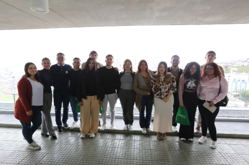 Fotos I Luis Fernando Trejos I LA PATRIA  Por segundo año consecutivo Manizales recibe a estudiantes de la Universidad de la Costa para un intercambio académico y cultural. Foto en el piso 13 de la Torre Emblemática de la U. de Manizales.