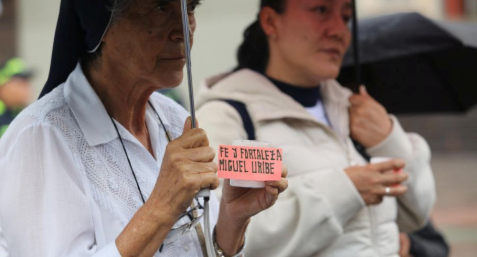 Mensajes de esperanza como el que sostiene esta religiosa en el que se lee fe y fortaleza Miguel Uribe se ven en Manizales en las diversas concentraciones hechas en rechazo a la violencia que está atravesando el país. 