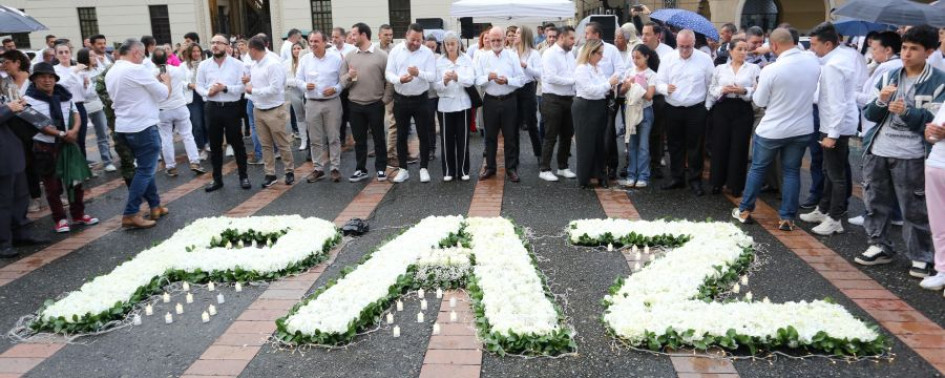 En la Plaza de Bolívar, ubicada en el Centro Histórico de Manizales, se realizó la velatón por la paz en la que participaron funcionarios de la Gobernación de Caldas y comunidad en general. 
