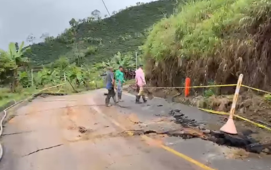 Así se ve la vía en la vereda El Bosque de San José (Caldas) luego de un deslizamiento provocado por las lluvias de las últimas horas.
