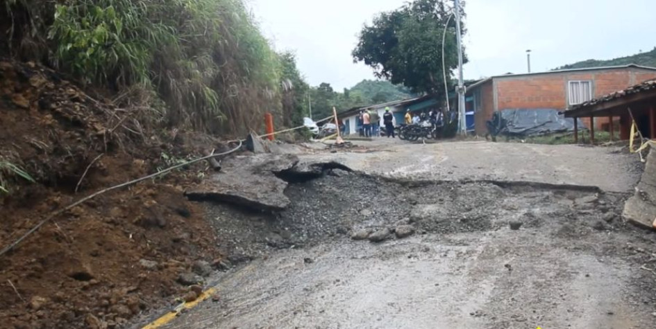 Así está parte de la vía Asia-Crucero, sector El Bosque, de San José. Según el alcalde, han recibido atención de la Unidad de Gestión de Riesgo de Caldas para entender esta emergencia.