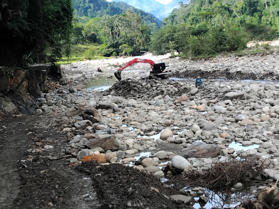 Una vía entre Caldas y Antioquia colapsó el 10 de abril, cuando el río Samaná Sur la arrasó. Desvían el caudal para reconstruir la carretera.