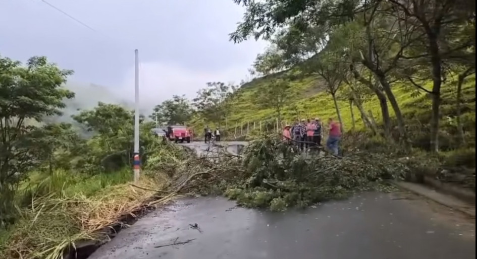 Ciudadanos bloquean una vía que une a dos municipios de Caldas para exigir que atiendan el hundimiento de la ruta. La Gobernación se dirige a la zona.