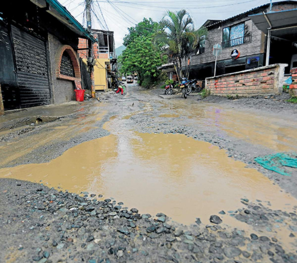 La vía principal de la vereda El Llano (Marmato) está llena de huecos.