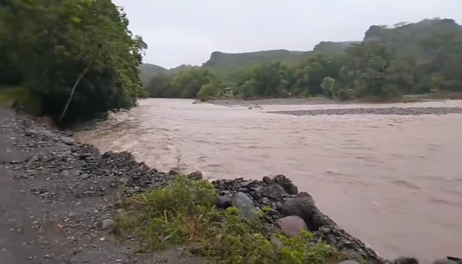 El río Guarinó continúa arrastrando el material para prevenir su desbordamiento. 