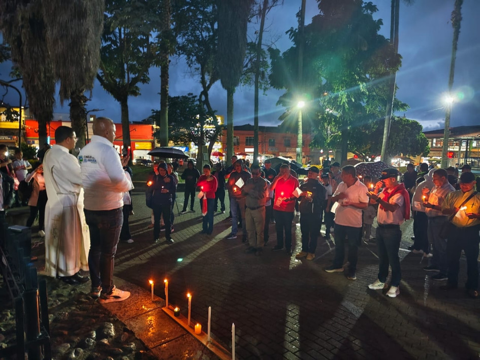 Velatón en Villamaría (Caldas) por la salud y vida de Miguel Uribe Turbay.