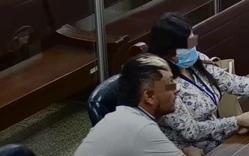 El sujeto firmó acta de compromisos y debe desalojar la casa donde habitaba con la afectada. Adicional, sacar todas sus pertenencias.