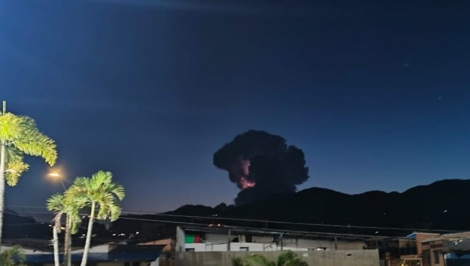 Una nube cercana al volcán Nevado del Ruiz se vio iluminada por el resplandor de los rayos (descargas eléctricas) de una tormenta en la distancia.