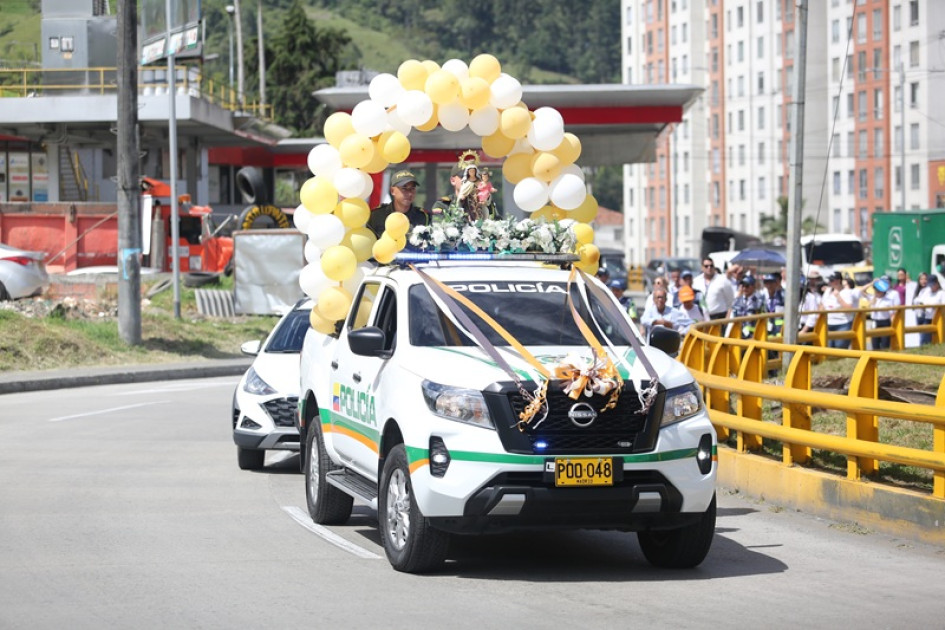 Con globos, cintas y flores, decoraron la patrulla para hacer altar a la virgen. 