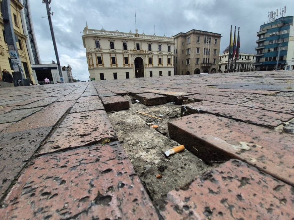 Así se encuentran varios puntos de la Plaza de Bolívar con los adoquines rotos.