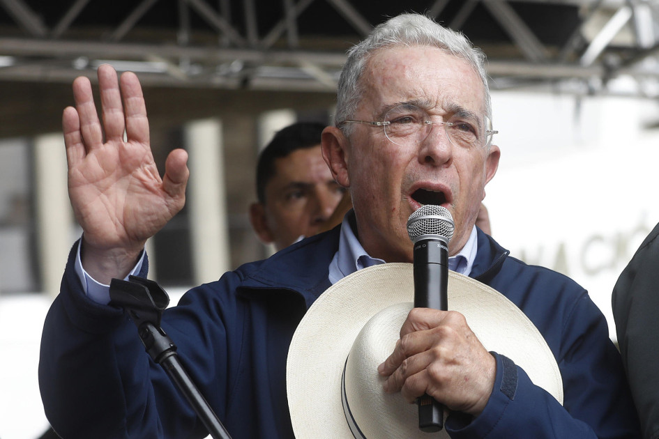 Fotografía de archivo del 7 de agosto del 2024 del expresidente colombiano Álvaro Uribe hablando en Medellín (Colombia).