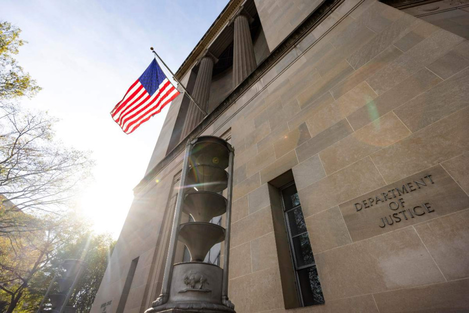 Una investigación del Departamento de Justicia de EE.UU. (DOJ, en inglés) y el FBI concluyó que el financiero Jeffrey Epstein, acusado de tráfico sexual de menores, no mantenía una "lista de clientes" a los que chantajeaba y confirmó su muerte por suicidio en una prisión de Nueva York en 2019. 