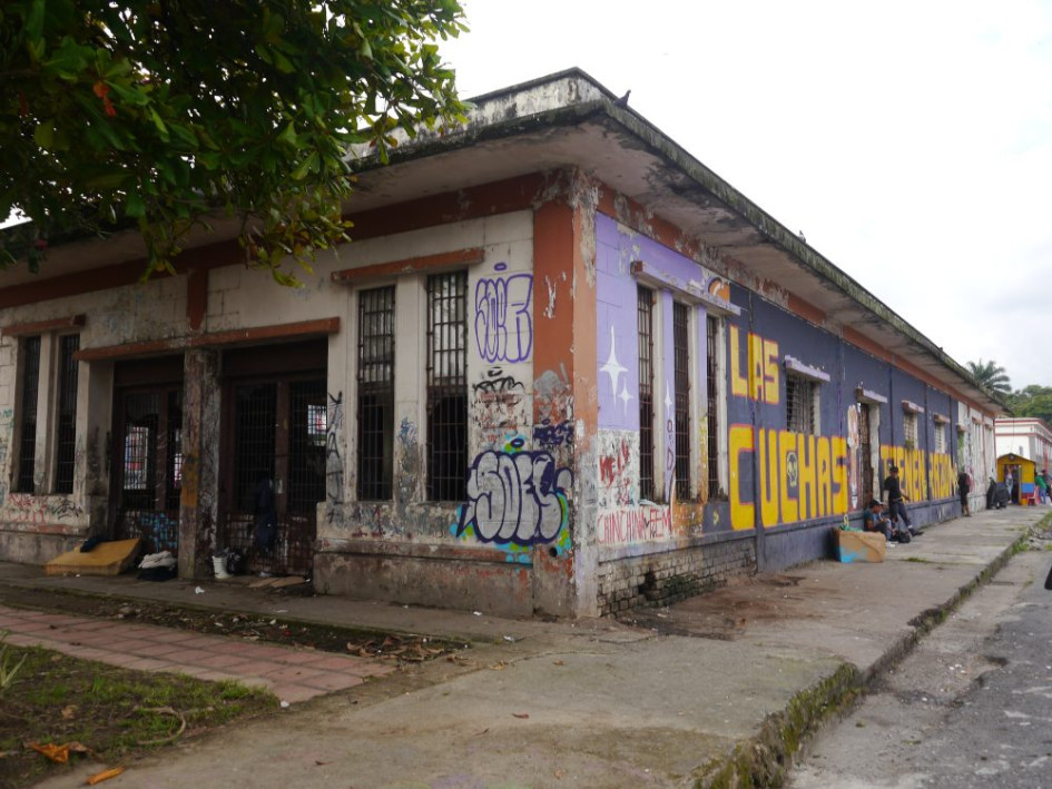 En Chinchiná, las bodegas de la antigua estación del tren amenazan con desplomarse. Los habitantes de calle convirtieron este espacio donde antes funcionaban las bodegas en un tiradero de basuras y expendio de alucinógenos. Cursa trámite una acción popular para su recuperación. Así luce este espacio hoy en día.