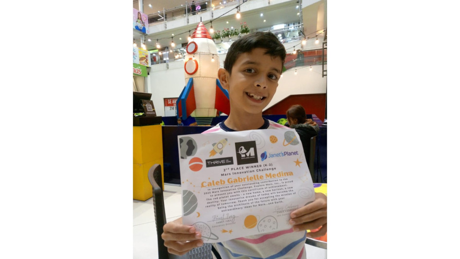 Caleb Medina con el certificado que lo reconoce como el segundo lugar en esta competencia. 