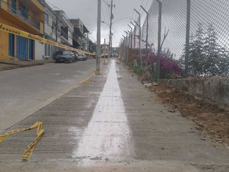 Fotos I Óscar Veiman Mejía I LA PATRIA  La Alcaldía de Manizales actual le metió mano a este andén de Calle Larga, en la unión de los barrios Chipre y Campohermoso, luego de años de presentar deterioro.