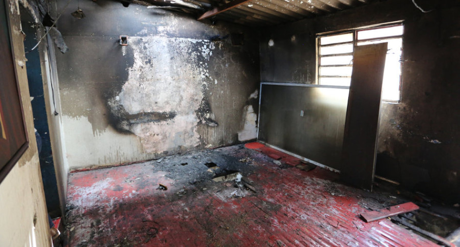Así quedó lo que era la sala de la vivienda de María Amparo después del incendio. 
