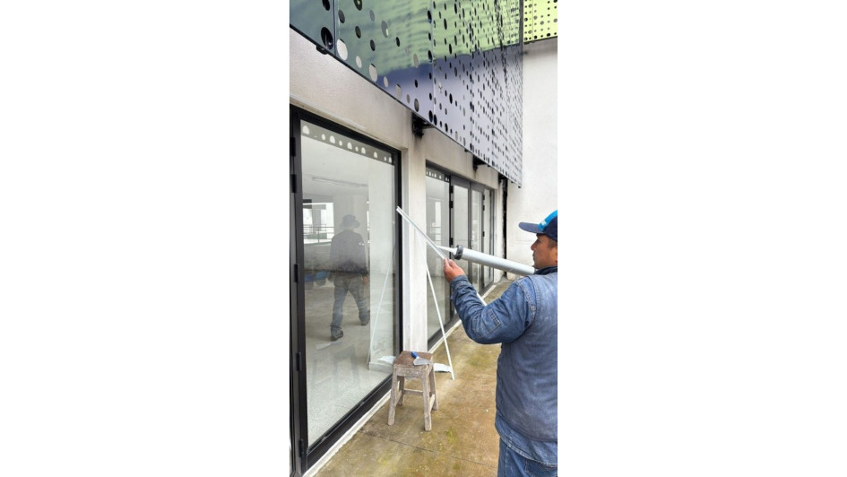 Entre los trabajos que han realizado están el sello de las ventanerías y puertas.