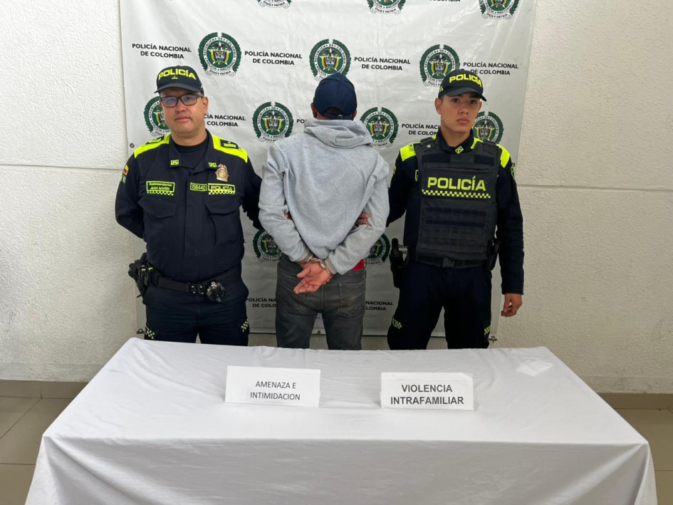 El sujeto capturado intentó agredir a sus padres y la rápida reacción de los uniformados evitó que causara una tragedia.