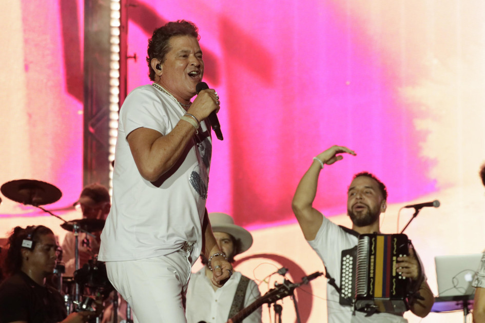 El cantante colombiano Carlos Vives canta durante el ‘Gran Concierto Serenata a Santa Marta’ este lunes, en la playa de Los Cocos durante la conmemoración de los 500 años de la fundación de Santa Marta en Santa Marta (Colombia).