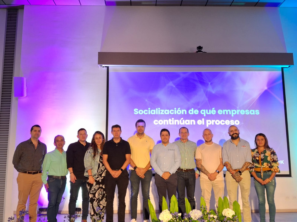 Representantes de las 13 empresas seleccionadas celebran el cierre de la primera fase de MAGI Movement, que impulsa la inteligencia artificial en Caldas.