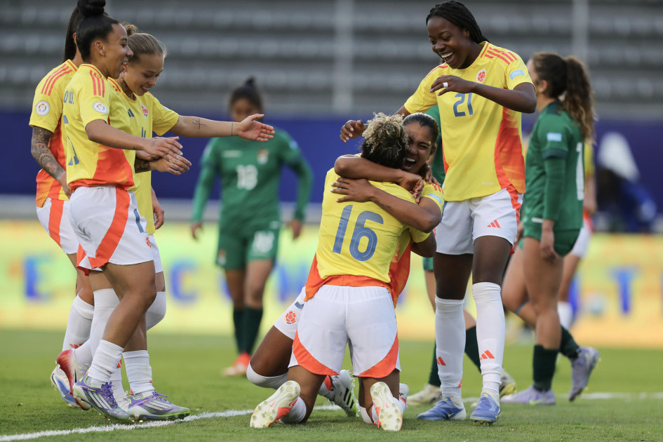 Jugadoras de Colombia celebran un gol este martes, en un partido de la fase de grupos de la Copa América Femenina entre Colombia y Bolivia en el estadio Gonzalo Pozo Ripalda en Quito (Ecuador).