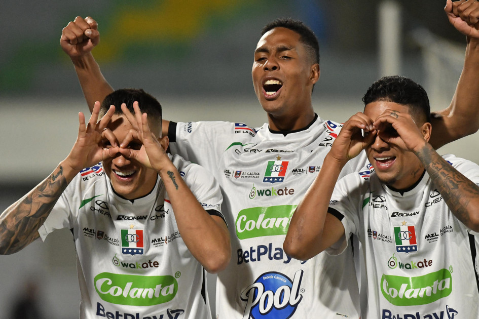 Jefry Zapata, Alejandro García y Mateo Zuleta celebran el primer gol del Once Caldas durante el partido de ida de la eliminatoria para octavos de final de la Copa Sudamericana ante San Antonio Bulo Bulo en el estadio Félix Capriles en Cochabamba (Bolivia).