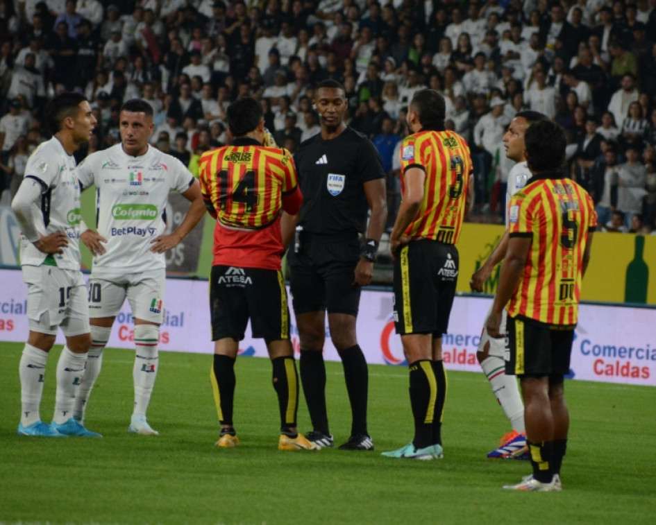 Volvió la Liga BetPlay y con ella un actor vital: el árbitro. Sin embargo, hay muchos detalles para corregir o aclarar ante la opinión pública. Diego Ulloa, uno de los más cuestionados a lo largo del semestre, sin embargo, pitó dos finales.