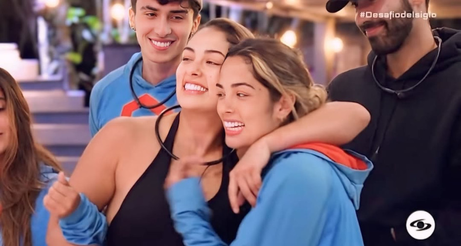 Daniela Zuluaga, Dani (de negro), de nuevo en el Desafío Siglo XXI. Se abraza con su hermana Tina. Su propósito era volver y lo logró.