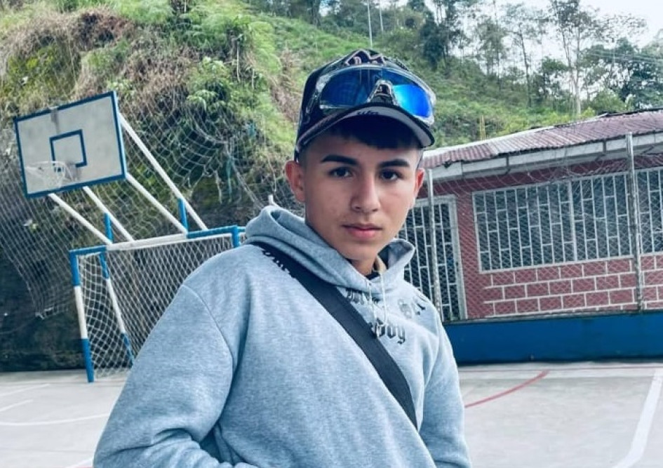 En el accidente, tres personas resultaron lesionadas. El adolescente murió mientras recibía atención médica.