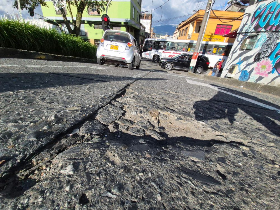 Este hueco está ubicado en la entrada de las busetas al centro de Manizales por la carrera 20.