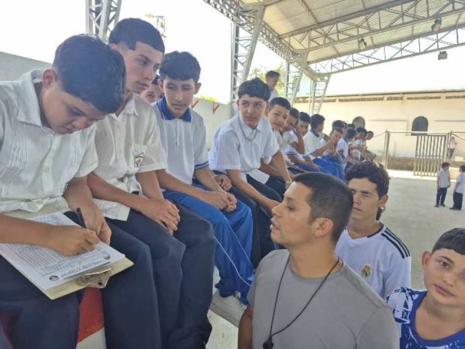 Foto I Freddy Arango I LA PATRIA  Estudiantes participan en los partidos que se juegan con el programa Goles por Convivencia, que lidera Mauricio Arbeláez, profesor de Educación Física del colegio de Isaza, en Victoria.