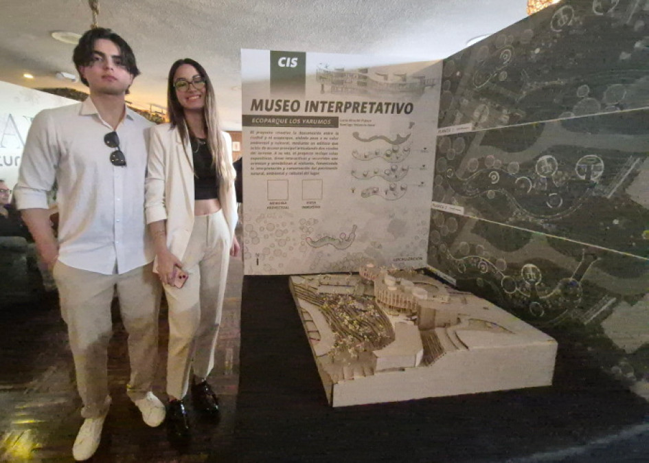 Santiago Valencia Izasa y Lucía Albarán junto a su proyecto final