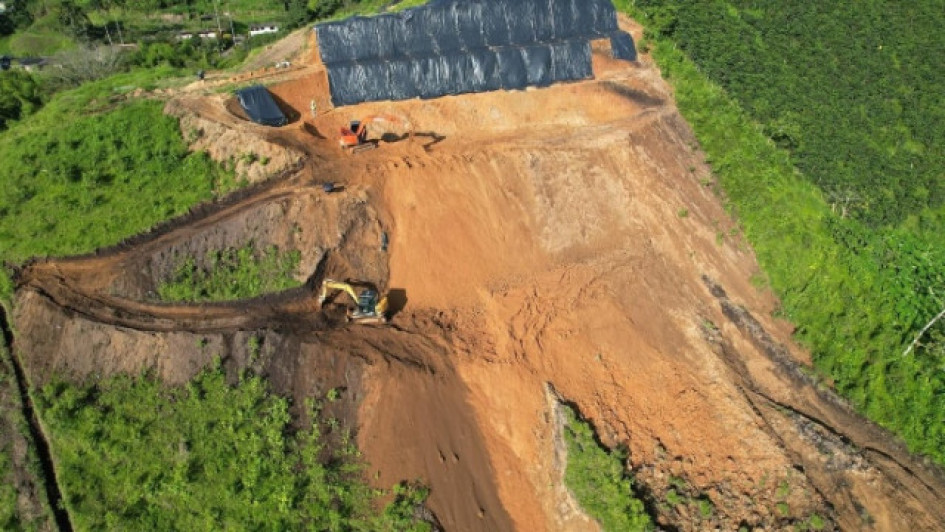 El movimiento de tierra con maquinaria pesada y el terraceo en la parte alta de los barrios Funvascar y San Carlos de Chinchiná debió parar debido a que Corpocaldas solicitó frenar la obra mientras elabora los diseños. Se espera que queden listos este mismo mes, para retomar trabajos en agosto de este 2025. En esa parte del municipio, a principios de junio, un movimiento de ladera afectó a 52 familias.
