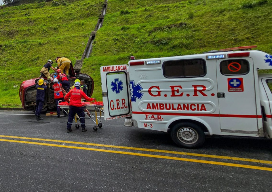 Un policía lesionado.
