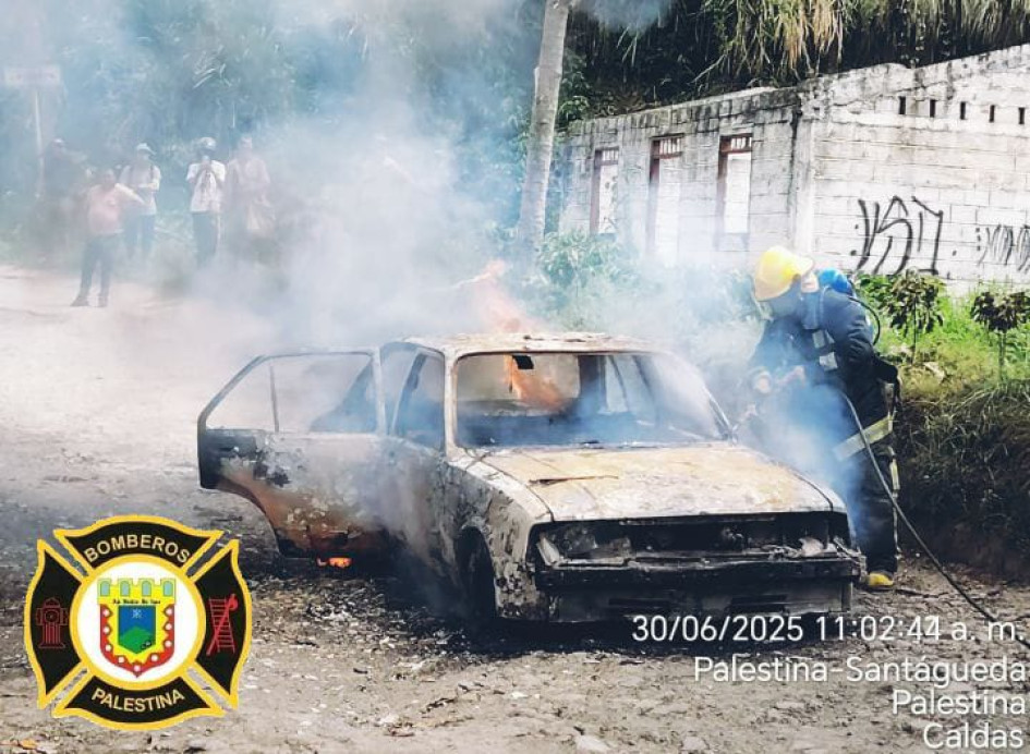 El carro incendiado.