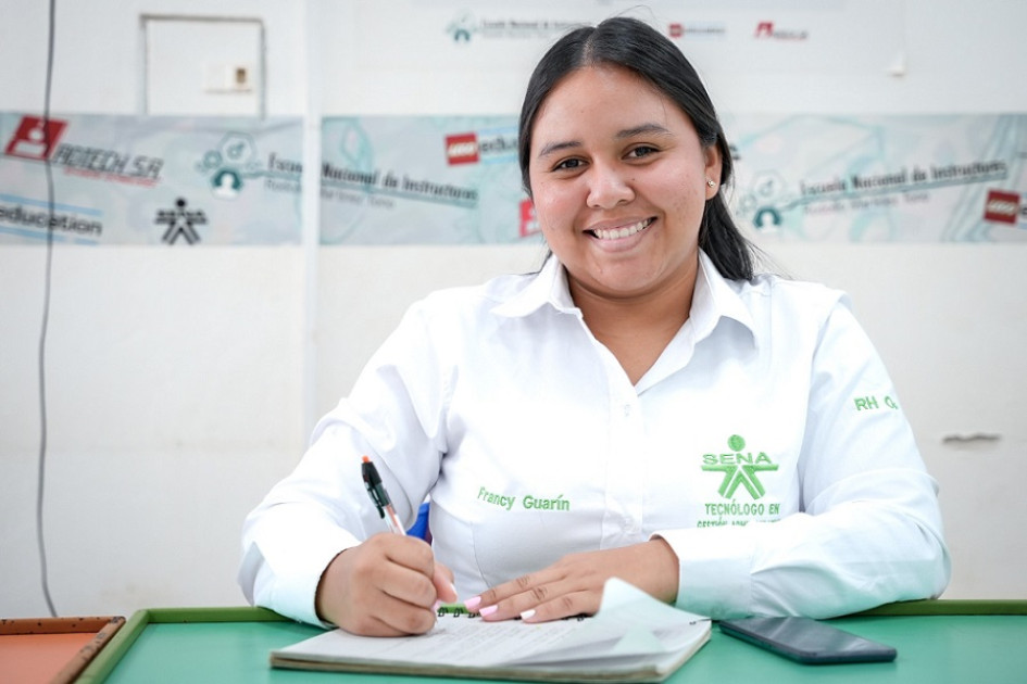 El Sena le da la oportunidad a las personas de formarse en English Does Work.