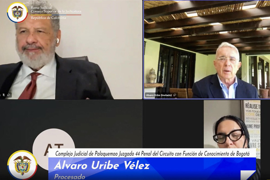 Captura de video del Complejo Judicial de Paloquemao que muestra al abogado Jaime Granados (izq.) y al expresidente de Colombia Álvaro Uribe (der.), durante la audiencia que se realiza este lunes.