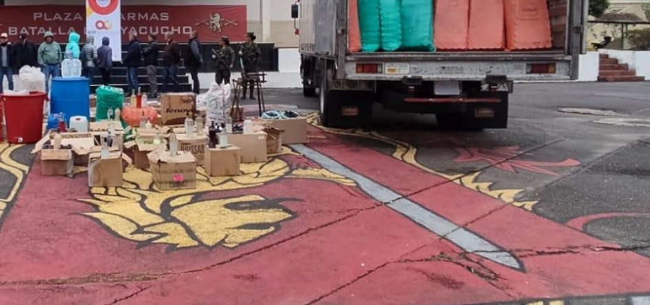 15 toneladas de licor adulterado y productos para elaborarlos aprehendieron los investigadores. Caso.