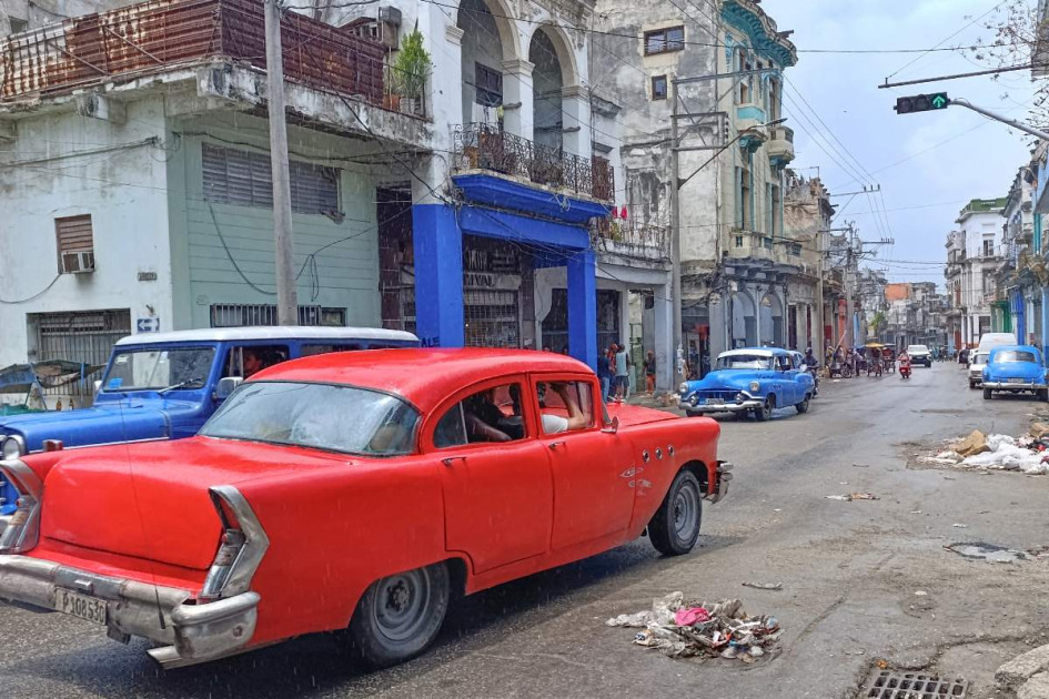 Desde una calle en La Habana (Cuba) se evidencia el deterioro de sus edificios. 